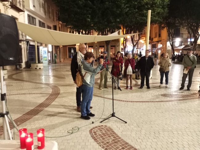 Medio Centenar De Personas Piden En Elx La Paz Para Ucrania Y Palestina